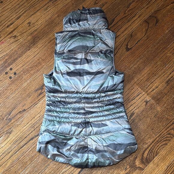 Lululemon women’s size 2 fluffin awesome Camouflage green full zip Puffer Vest - Picture 2 of 6